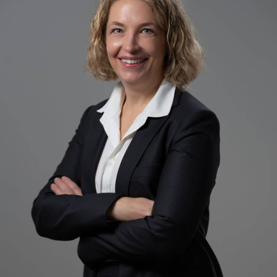 NINA POTISEK, partnerica za področje odnosov z zaposlenimi