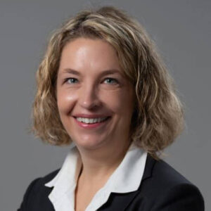 NINA POTISEK, partnerica za področje odnosov z zaposlenimi